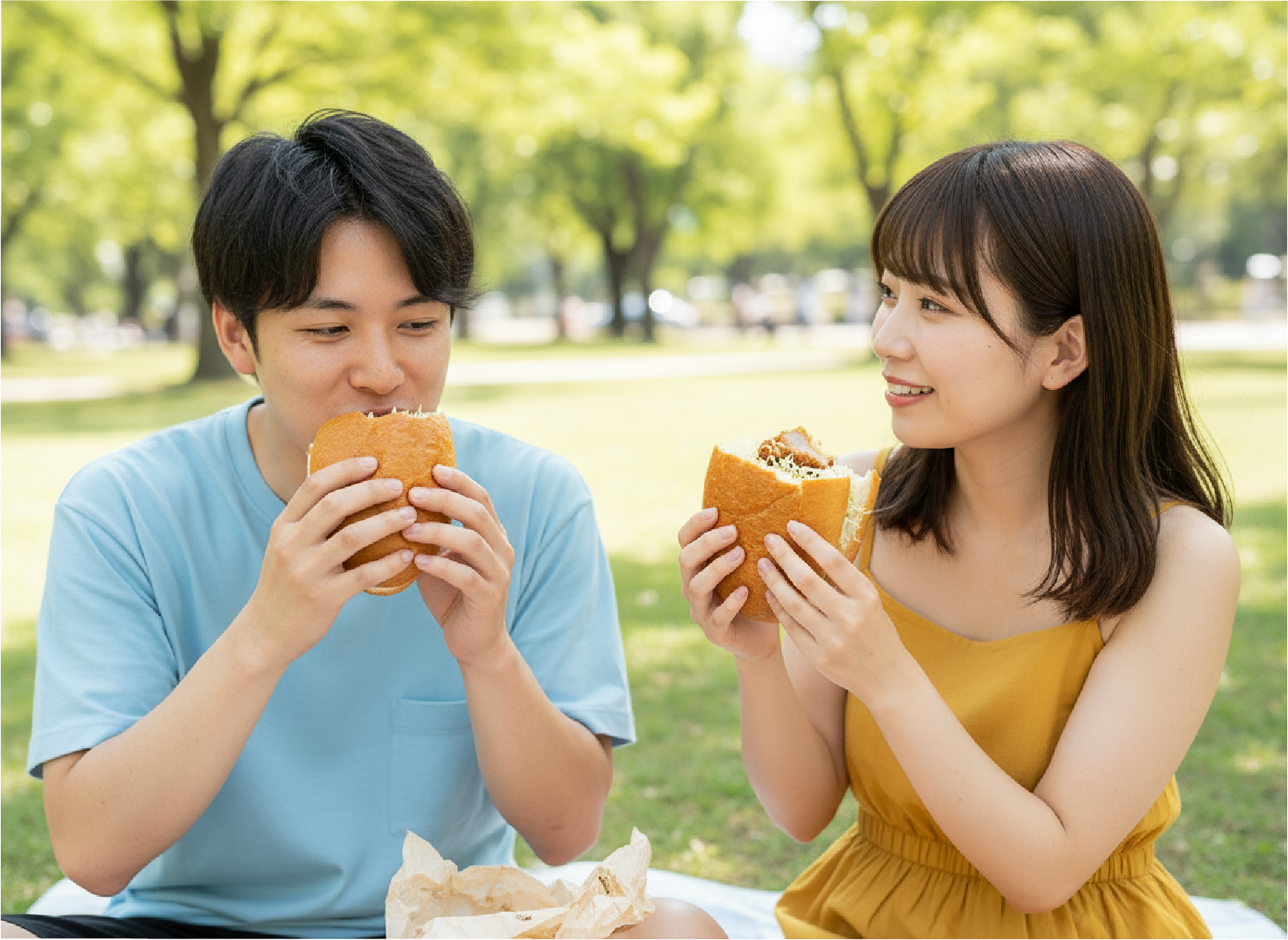男女が食べている写真
